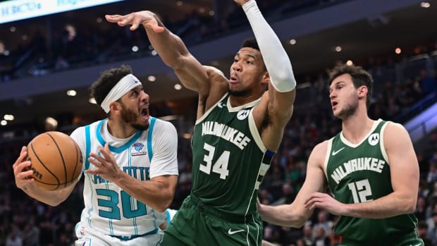  Charlotte Hornets guard Seth Curry (30) looks for a shot against Milwaukee Bucks forward Giannis Antetokounmpo (34) and forward Danilo Gallinari (12) 